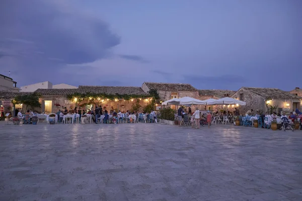 Italia Sicilia Marzamemi Provincia Siracusa Julio 2018 Personas Restaurantes Parte — Foto de Stock