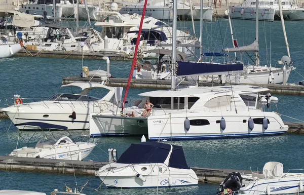 Itália Sicília Mar Mediterrâneo Marina Ragusa Julho 2018 Barcos Motor — Fotografia de Stock