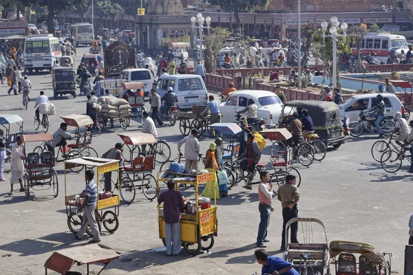 India Rajasthan Jaipur Gennaio 2007 Traffico Persone Una Piazza Centrale — Foto Stock