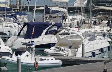 İtalya, Sicilya, Akdeniz, Marina di Ragusa; 19 Temmuz 2018, motorlu tekne ve Lüks Yatlar Port - Editörden