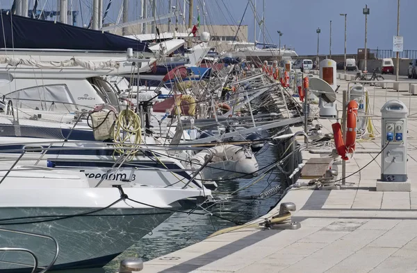 Italien Sicilien Medelhavet Marina Ragusa Juli 2018 Segelbåtar Lyxiga Hamnen — Stockfoto