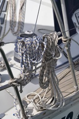 İtalya, Sicilya, Akdeniz, yelkenli tekne bağlantı noktası, Vinç ve deniz halatlar