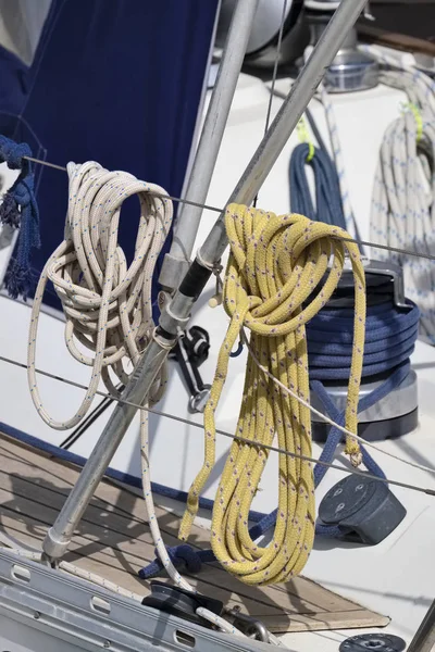 Itália Sicília Mar Mediterrâneo Veleiro Porto Guincho Cordas Náuticas — Fotografia de Stock