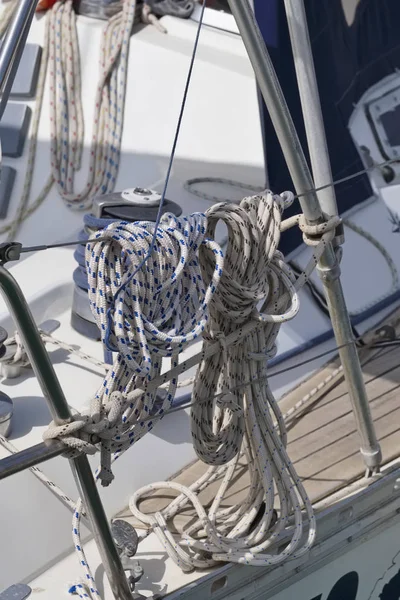 Italien Sicilien Medelhavet Segelbåt Hamnen Vinsch Och Nautiska Linor — Stockfoto