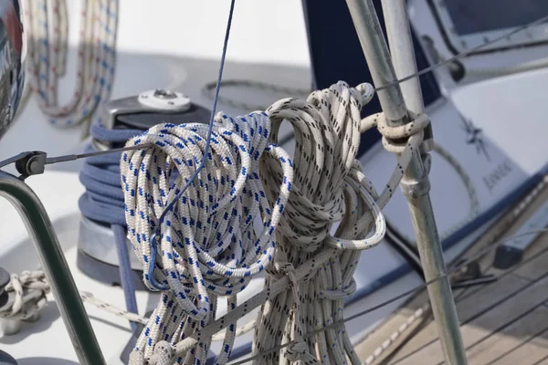 Italia Sicilia Mar Mediterraneo Barca Vela Nel Porto Verricello Corde — Foto Stock