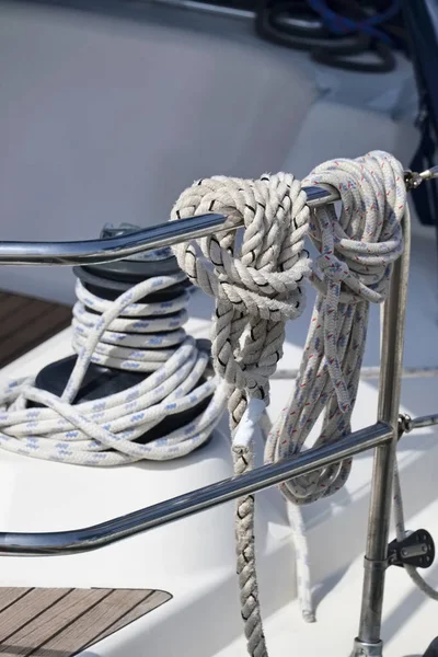 意大利 西西里岛 地中海 帆船在港口 绞车和航海绳索 — 图库照片