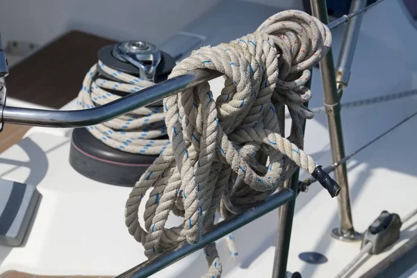 イタリア シチリア島 地中海の海 ウィンチ 航海のロープでのセーリング ボート — ストック写真