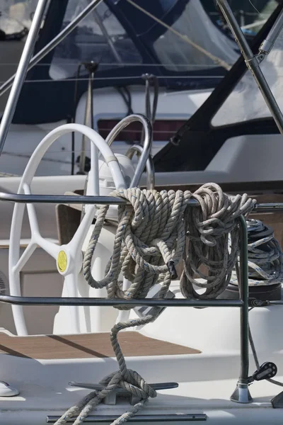 Itália Sicília Mar Mediterrâneo Barco Vela Porto Cordas Náuticas Roda — Fotografia de Stock