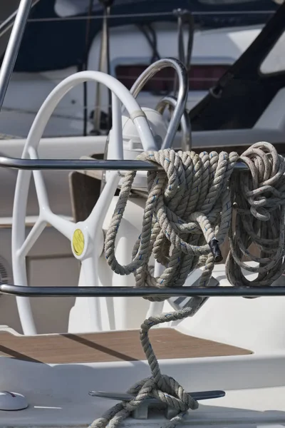 Włochy Sycylia Morze Śródziemne Jacht Porcie Liny Żeglarskie Koło Łodzi — Zdjęcie stockowe