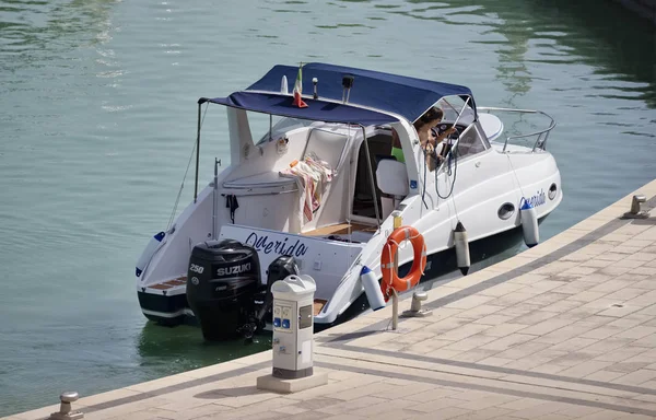 Itálie Sicílie Středozemní Moře Marina Ragusa Července 2018 Lidé Motorovém — Stock fotografie