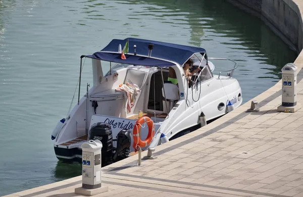 Italien Sicilien Medelhavet Marina Ragusa Juli 2018 Folk Motorbåt Hamnen — Stockfoto
