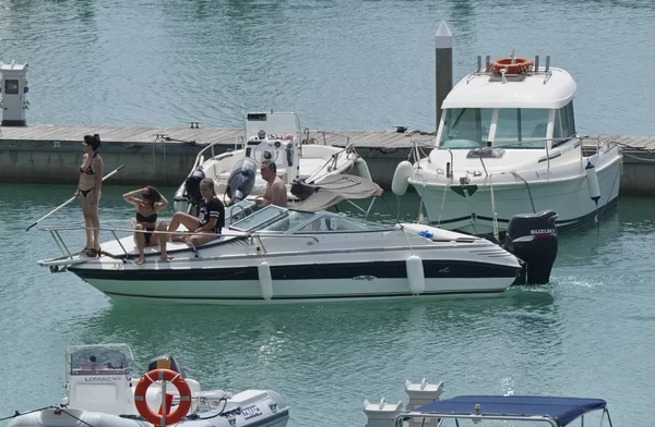 Italy Sicily Mediterranean Sea Marina Ragusa July 2018 People Motorboat — Stock Photo, Image