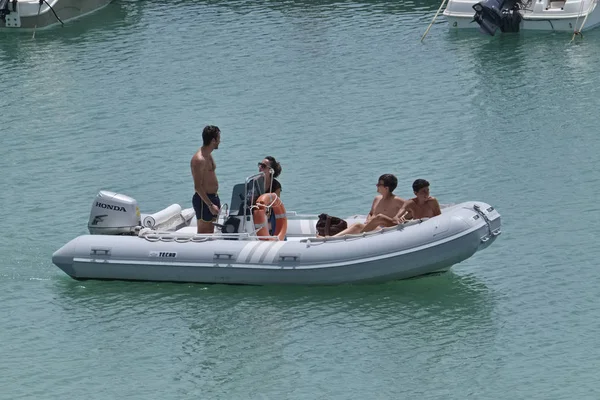 Italia Sicilia Mar Mediterráneo Marina Ragusa Julio 2018 Personas Barco — Foto de Stock