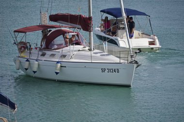 İtalya, Sicilya, Akdeniz, Marina di Ragusa; 22 Temmuz 2018, insanlar üzerinde Port - editoryal bir Yelkenli tekne