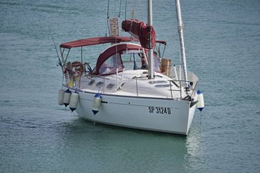 İtalya, Sicilya, Akdeniz, Marina di Ragusa; 22 Temmuz 2018, insanlar üzerinde Port - editoryal bir Yelkenli tekne