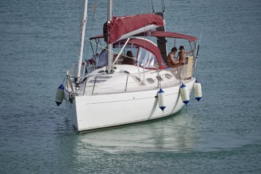 İtalya, Sicilya, Akdeniz, Marina di Ragusa; 22 Temmuz 2018, insanlar üzerinde Port - editoryal bir Yelkenli tekne