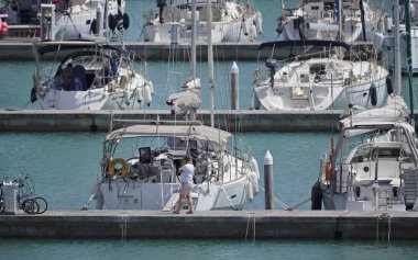 İtalya, Sicilya, Akdeniz, Marina di Ragusa; 23 Temmuz 2018, insanlar ve Yelkenli tekneler limanda - Editörden