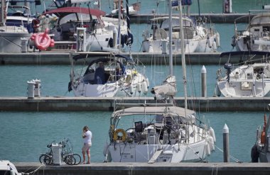 İtalya, Sicilya, Akdeniz, Marina di Ragusa; 23 Temmuz 2018, insanlar ve Yelkenli tekneler limanda - Editörden