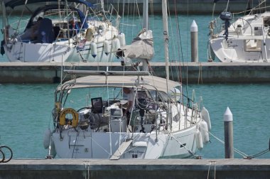 İtalya, Sicilya, Akdeniz, Marina di Ragusa; 23 Temmuz 2018, Yelkenli tekneler limanda - Editörden