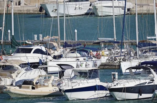 Italia Sicilia Mar Mediterráneo Marina Ragusa Julio 2018 Barcos Motor —  Fotos de Stock