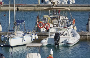 İtalya, Sicilya, Akdeniz, Marina di Ragusa; 26 Temmuz 2018, motorlu tekne ve Lüks Yatlar Port - Editörden
