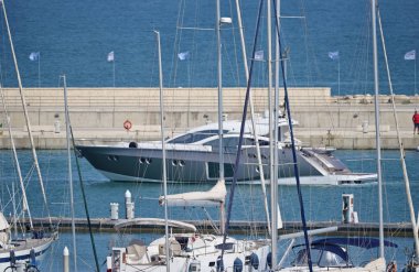 İtalya, Sicilya, Akdeniz, Marina di Ragusa; 27 Temmuz 2018, Lüks Yatlar port - Editörden