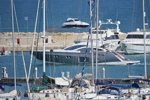 Italien Sicilien Medelhavet Marina Ragusa Juli 2018 Segelbåtar Lyxiga Hamnen — Stockfoto