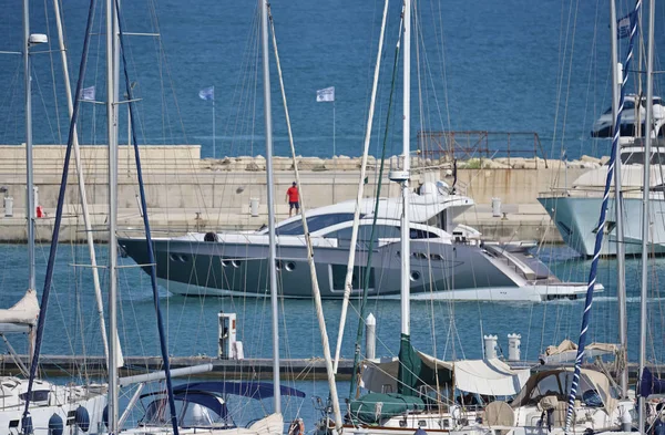 意大利 西西里岛 地中海 滨海堤沙 2018年7月27日 豪华游艇在港口 — 图库照片