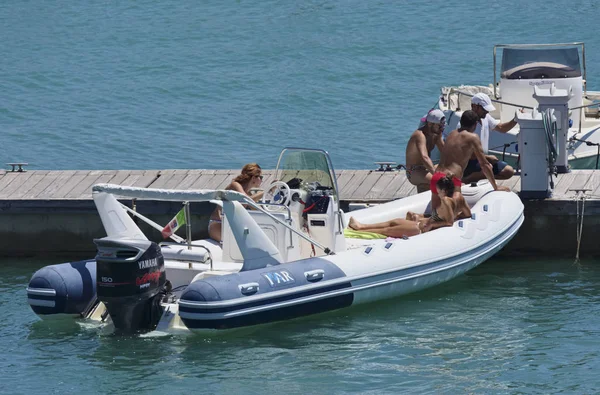 Itália Sicília Mar Mediterrâneo Marina Ragusa Julho 2018 Pessoas Barco — Fotografia de Stock