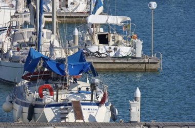 İtalya, Sicilya, Akdeniz, Marina di Ragusa; 28 Temmuz 2018, Yelkenli tekneler limanda - Editörden