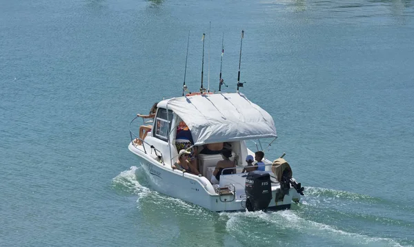 Italien Sicilien Medelhavet Marina Ragusa Juli 2018 Folk Motorbåt Hamnen — Stockfoto