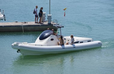 İtalya, Sicilya, Akdeniz, Marina di Ragusa; 29 Temmuz 2018, insanlar büyük bir lastik üzerinde port - editoryal tekne.