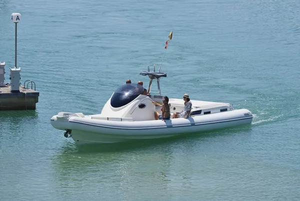 İtalya, Sicilya, Akdeniz, Marina di Ragusa; 29 Temmuz 2018, insanlar büyük bir lastik üzerinde port - editoryal tekne.