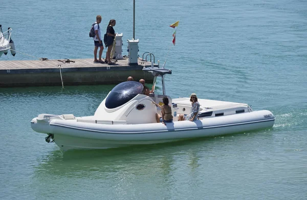 İtalya, Sicilya, Akdeniz, Marina di Ragusa; 29 Temmuz 2018, insanlar büyük bir lastik üzerinde port - editoryal tekne.