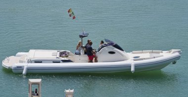 İtalya, Sicilya, Akdeniz, Marina di Ragusa; 29 Temmuz 2018, insanlar büyük bir lastik üzerinde port - editoryal tekne.