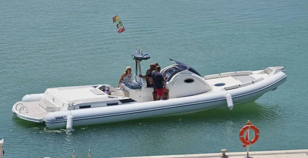 İtalya, Sicilya, Akdeniz, Marina di Ragusa; 29 Temmuz 2018, insanlar büyük bir lastik üzerinde port - editoryal tekne.
