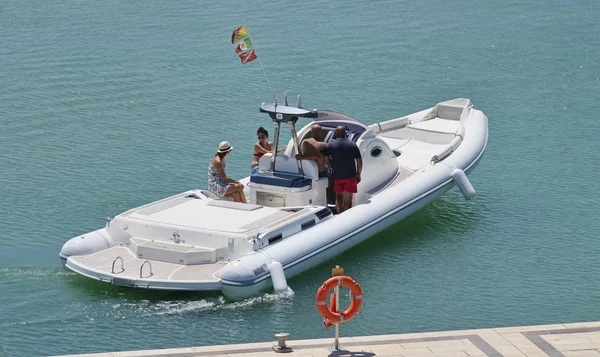 İtalya, Sicilya, Akdeniz, Marina di Ragusa; 29 Temmuz 2018, insanlar büyük bir lastik üzerinde port - editoryal tekne.