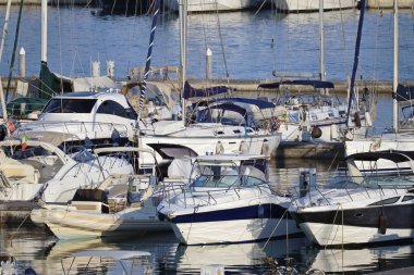 İtalya, Sicilya, Akdeniz, Marina di Ragusa; 29 Temmuz 2018, tekneler ve Lüks Yatlar port - Editörden