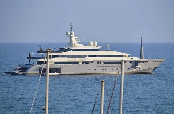 イタリア Siciliy 地中海 マリーナ ラグーザ 2018 ポートと大きな高級ヨット 社説で帆船のマスト — ストック写真