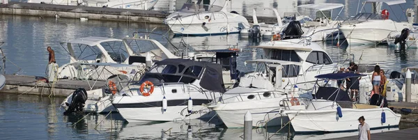 Italien Sizilien Mittelmeer Marina Ragusa Juli 2018 Menschen Boote Und — Stockfoto