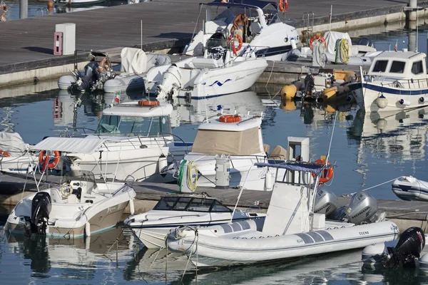 意大利 西西里岛 地中海 滨海堤沙 2018年7月30日 游艇和豪华游艇在港口 — 图库照片