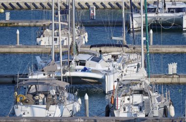 İtalya, Sicilya, Akdeniz, Marina di Ragusa; 1 Ağustos 2018, Yelkenli tekneler limanda - Editörden