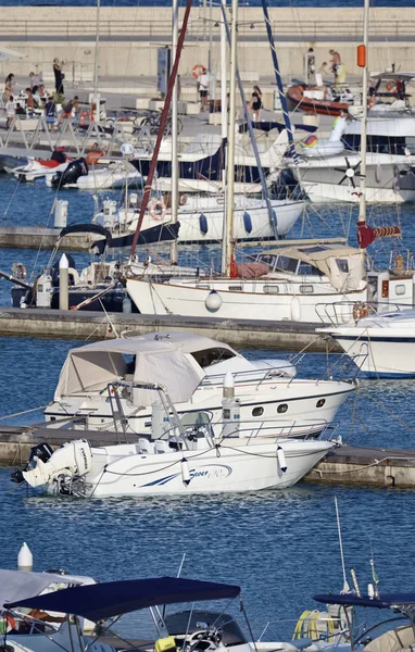 Itália Sicília Mar Mediterrâneo Marina Ragusa Agosto 2018 Barcos Motor — Fotografia de Stock