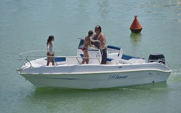 Italia Sicilia Mar Mediterráneo Marina Ragusa Agosto 2018 Personas Barco — Foto de Stock