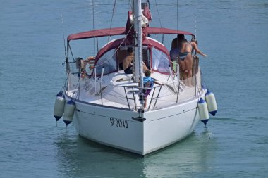 İtalya, Sicilya, Akdeniz, Marina di Ragusa; 2 Ağustos 2018, insanlar üzerinde Port - editoryal bir Yelkenli tekne