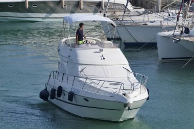 İtalya, Sicilya, Akdeniz, Marina di Ragusa; 2 Ağustos 2018, bağlantı noktası - editoryal bir lüks yatta adam