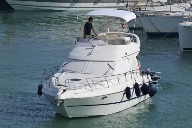 İtalya, Sicilya, Akdeniz, Marina di Ragusa; 2 Ağustos 2018, bağlantı noktası - editoryal bir lüks yatta adam