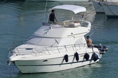 İtalya, Sicilya, Akdeniz, Marina di Ragusa; 2 Ağustos 2018, insanlar üzerinde bir lüks yat liman - yazı işleri