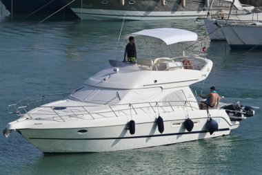 İtalya, Sicilya, Akdeniz, Marina di Ragusa; 2 Ağustos 2018, insanlar üzerinde bir lüks yat liman - yazı işleri