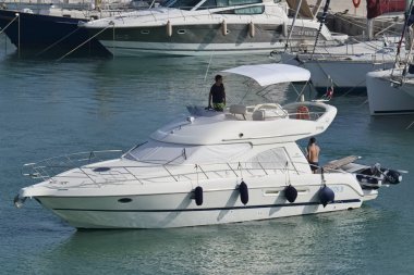 İtalya, Sicilya, Akdeniz, Marina di Ragusa; 2 Ağustos 2018, insanlar üzerinde bir lüks yat liman - yazı işleri